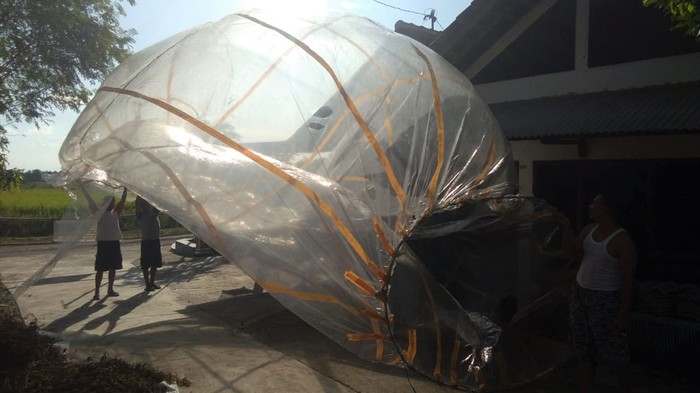 Ini Benda Misterius yang Bikin Geger Warga Sragen Fenomena penampakan benda misterius di langit Soloraya terjawab setelah benda itu jatuh di wilayah Sragen. Benda tersebut ternyata menyerupai sebuah lampion.