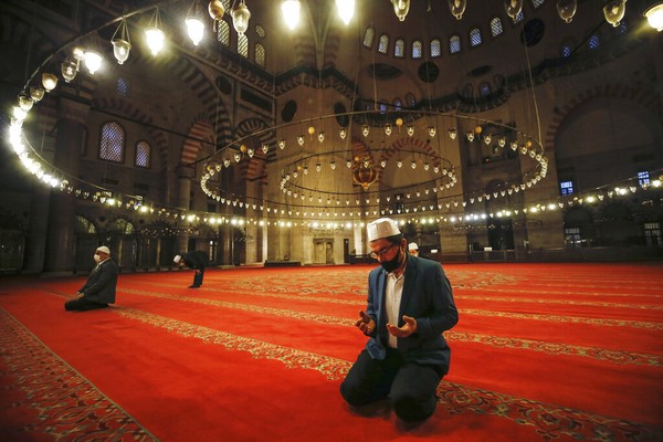 Diketahui, dahulu komplek masjid memang tak hanya dibangun untuk tempat beribadah tapi juga di sekitarnya ada bangunan fasilitas umum seperti madrasah, rumah sakit, sekolah, perpustakaan, pemandian hammam hingga jejeran toko. Diketahui, dahulu komplek masjid memang tak hanya dibangun untuk tempat beribadah tapi juga di sekitarnya ada bangunan fasilitas umum seperti madrasah, rumah sakit, sekolah, perpustakaan, pemandian hammam hingga jejeran toko.