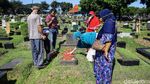 Melihat Aktivitas Warga Berziarah di Hari Lebaran