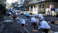 Saf salat Id kali ini menerapkan jaga jarak (physical distancing), bahkan panitia juga memasang penyekat di Jalan Jogokariyan sebagai tanda pemisah antara jemaah luar Jogokariyan maupun warga Jogokariyan.