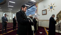 Begitu juga dengan perayaan salat Id di Sydney Australia. Komunitas Muslim di seluruh Australia mencari cara untuk merayakan Idul Fitri, banyak yang menandai akhir Ramadan dalam kelompok-kelompok kecil di rumah mereka karena pembatasan COVID-19. Getty Images/Lisa Maree Williams
