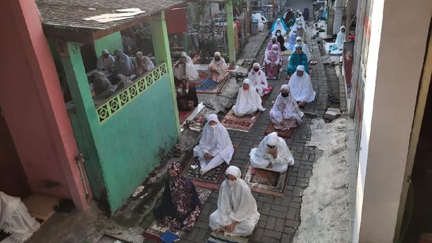 Warga Bekasi salat Id berjamaah di masjid