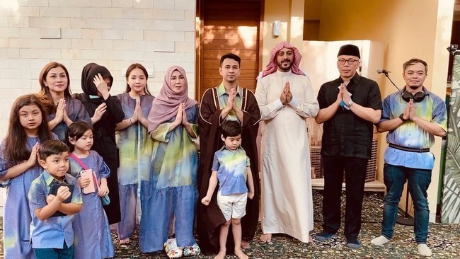 Keluarga Raffi Ahmad dan Nagita Slavina tampil kompak dalam balutan busana bernuansa tie-dye. (Foto: Instagram)