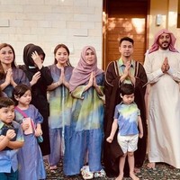 Keluarga Raffi Ahmad dan Nagita Slavina tampil kompak dalam balutan busana bernuansa tie-dye. (Foto: Instagram)