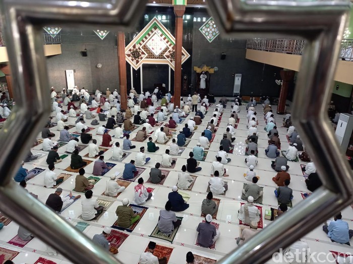 Sejumlah warga ramai-ramai melaksanakan salat Idul Fitri di Masjid Agung Kota Tegal. Pelaksanaan salat Id itu menerapkan physical distancing atau jaga jarak.