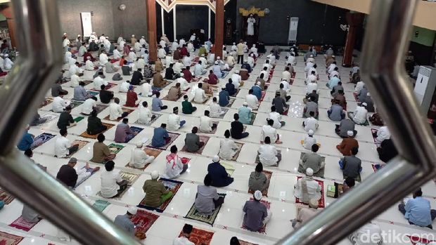Sejumlah warga ramai-ramai melaksanakan salat Idul Fitri di Masjid Agung Kota Tegal. Pelaksanaan salat Id itu menerapkan physical distancing atau jaga jarak.