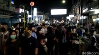 Pantauan detikcom di kawasan Pengkolan atau Jalan Ahmad Yani, Sabtu (23/5/2020) malam, sekitar pukul 20.00 WIB, massa memadati jalanan. Kendaraan yang disekat membuat jalanan dipenuhi para pejalan kaki.