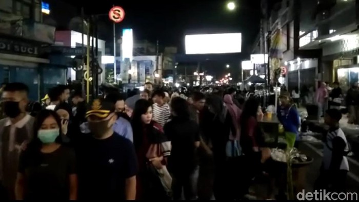 Begini Potret Pengkolan Garut yang Ramai di Malam Takbiran Lautan manusia terlihat di pusat perkotaan Kabupaten Garut malam ini. Warga Garut tumpah ke jalan untuk belanja baju Lebaran.