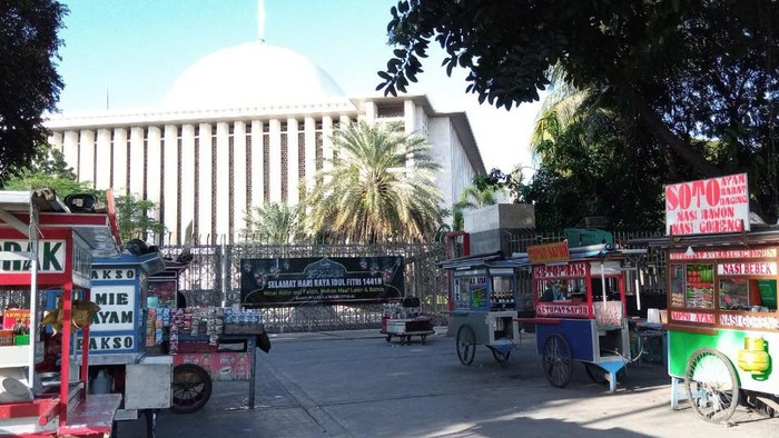 Pedagang Makanan Kaki Lima di Depan Masjid Istiqlal