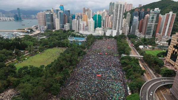 Hong Kong yang juga mengalami gejolak dalam bentuk kerusuhan politik masih tetap berada di posisi teratas. Alasan lain yakni memiliki pasar properti termahal di dunia (Foto: ABC Australia) Hong Kong yang juga mengalami gejolak dalam bentuk kerusuhan politik masih tetap berada di posisi teratas. Alasan lain yakni memiliki pasar properti termahal di dunia (Foto: ABC Australia)