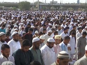 Ribuan Jemaah Salat Id Tanpa Jarak di Pakistan