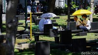 Sejumlah warga tampak berdoa di salah satu pusara yang berada di kawasan TPU Tanah Kusir, Jakarta, Minggu (24/5/2020).