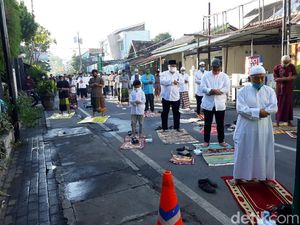 Bermasker-Jaga Jarak, Warga Salat Id Berjemaah di Masjid Jogokariyan