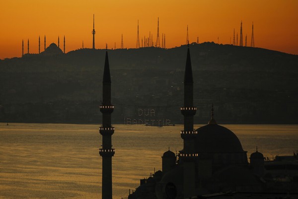 Posisi masjid yang berada di atas bukit membuat pemandangan kota terlihat tanpa halangan bangunan lain. Pemandangan laut hingga Menara Galata pun terlihat di kejauhan. Posisi masjid yang berada di atas bukit membuat pemandangan kota terlihat tanpa halangan bangunan lain. Pemandangan laut hingga Menara Galata pun terlihat di kejauhan.