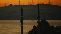 Posisi masjid yang berada di atas bukit membuat pemandangan kota terlihat tanpa halangan bangunan lain. Pemandangan laut hingga Menara Galata pun terlihat di kejauhan.