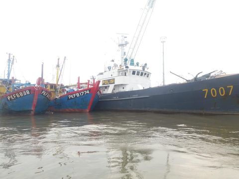 Polisi Tangkap Dua Kapal Berbendera Malaysia Diduga Lakukan Illegal Fishing
