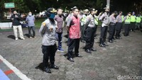 Meski demikian, terlihat petugas gabungan dari Polres Ciamis dan Kodim 0613 Ciamis tetap melaksanakan penjagaan dan patroli di sejumlah ruas jalan perkotaan Ciamis.