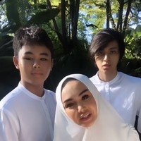 Mukena putih berpotongan minimalis membuat penampilan Yuni Shara terasa elegan di Hari Raya. (Foto: Instagram)