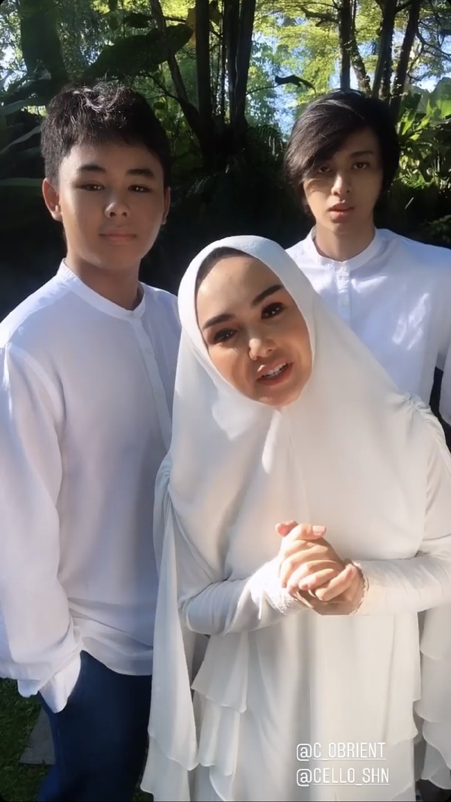 Mukena putih berpotongan minimalis membuat penampilan Yuni Shara terasa elegan di Hari Raya. (Foto: Instagram)