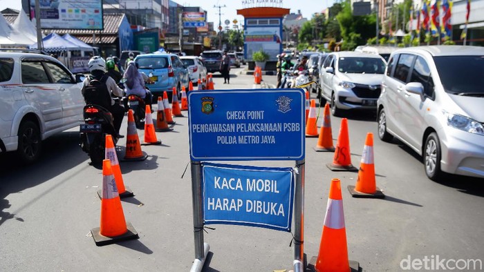 Ratusan personel Satpol PP dan petugas gabungan memperketat pengamanan di Ibu Kota. Hal itu dilakukan guna mencegah warga melakukan mudik lokal di saat Lebaran.