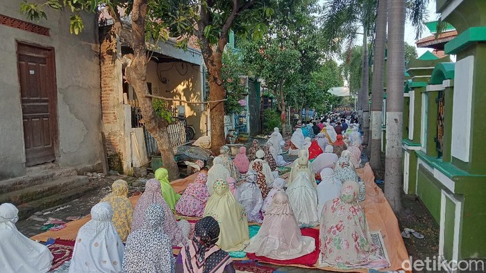 Banyak masjid di kampung-kampung Surabaya yang menggelar salat Id di tengah pandemi Corona. Beberapa masjid terpantau tidak menerapkan protokol kesehatan.