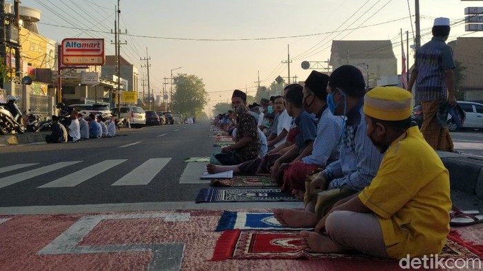 Masjid Besar Al-Fudhola di Kecamatan Porong Sidoarjo menggelar salat Idul Fitri di tengah pandemi Corona. Pelaksanaannya menerapkan aturan physical distancing.