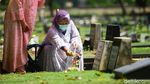 Melihat Aktivitas Warga Berziarah di Hari Lebaran