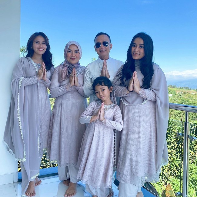 Warna abu-abu pastel yang lembut menjadi pilihan Ayu Tingting dan keluarga. (Foto: Instagram)