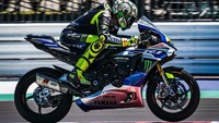 Juara dunia sembilan kali kembali melibas Sirkuit Misano menggunakan Yamaha R1. Foto: Instagram @valeyellow46