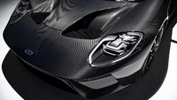 Tampilan mobil ini pun cukup menyita perhatian karena pabrikan tersebut menghadirkan Ford GT Liquid Carbon edition yang menonjolkan raw carbon-fiber exterior along dan velg carbon-fiber. Mobil ini dibekali mesin 3.5 liter EcoBoost, mampu mencapai kecepatan hingga 349 km/jam dan tenaga sebesar 660 hp. Dilepas ke konsumen mulai dari USD 500 ribu, sementara untuk versi karbon lebih mahal USD 250 ribu. Foto: Ford