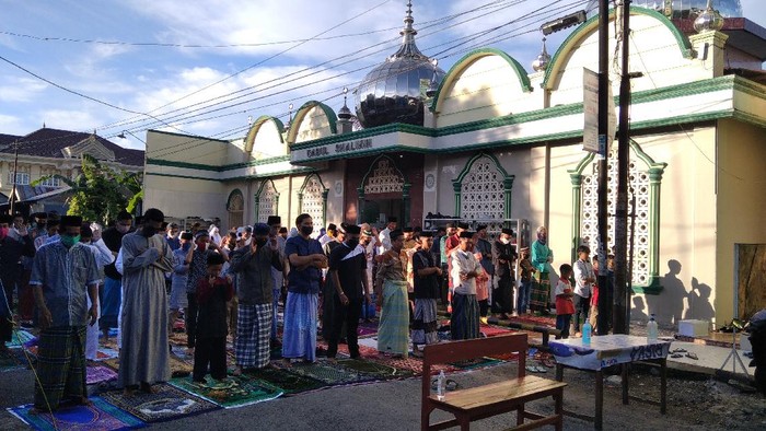 Sejumlah Masjid di Makassar Gelar Salat Id, Banyak Jemaah Tanpa Masker (Foto: Muhammad Nur Abdurrahman/detikcom)