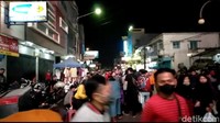 Berdasarkan pantauan, banyak warga yang tidak menggunakan masker saat berada di pusat keramaian. Padahal, Pemkab Garut mengimbau warga untuk mematuhi protokol kesehatan untuk menghindari virus Corona atau COVID-19.