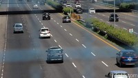Kondisi ruas tol yang ramai lancar itu diketahui terjadi karena tak sedikit warga yang beraktivitas di wilayah Jabodetabek di hari pertama Lebaran tersebut.