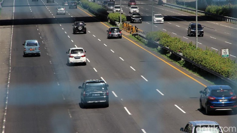 Hari Pertama Lebaran, Lalin di Tol Jakarta-Tangerang Ramai Lancar Pantauan arus lalu lintas di kawasan Tol Jakarta-Tangerang tampak ramai lancar di hari pertama Lebaran. Berikut potretnya.