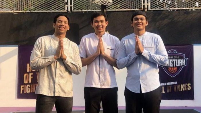 Hangtuah Pemain Hangtuah salat Ied di mes.