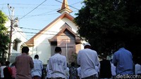 Banyaknya warga yang ikut serta melaksanakan salat Id membuat pelaksanaan salat Idul Fitri tersebut digelar hingga ke depan  Gereja Kristen Jawa (GKJ) Joyodiningratan yang bersebelahan dengan Masjid Al Hikmah.