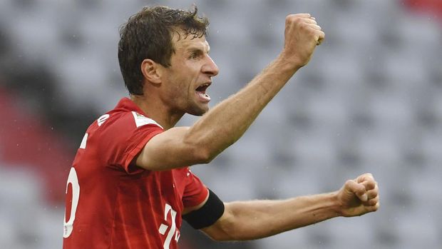 Bayern Munich's Thomas Muller celebrates after scoring his side's second goal during the German Bundesliga soccer match between Bayern Munich and Eintracht Frankfurt in Munich, Germany, Saturday, May 23, 2020. (Andreas Gebert/pool via AP)