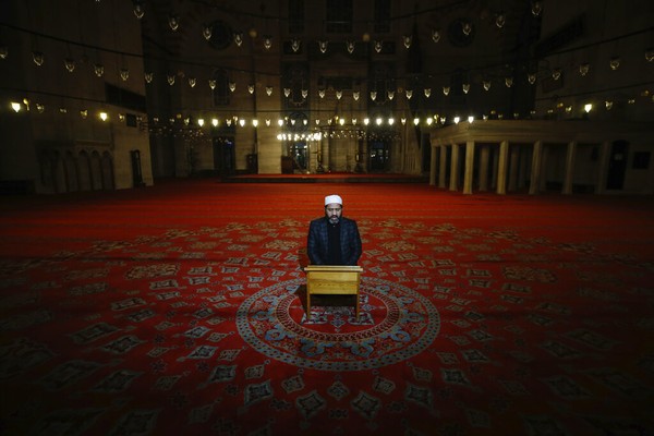 Bagian dalam masjid dibuat dengan begitu indahnya. Bagian atasnya berhias kaligrafi. Lampu-lampu menggantung dari langit-langit dan ditata melingkar. Kalau diperhatikan, di antara banyaknya lampu gantung diletakkan pula telur burung unta untuk mengusir laba-laba. Bagian dalam masjid dibuat dengan begitu indahnya. Bagian atasnya berhias kaligrafi. Lampu-lampu menggantung dari langit-langit dan ditata melingkar. Kalau diperhatikan, di antara banyaknya lampu gantung diletakkan pula telur burung unta untuk mengusir laba-laba.Â