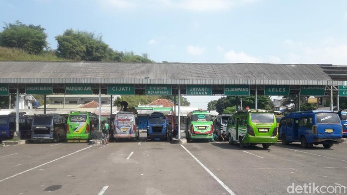 Antrean angkutan Cianjur-Sindangbarng yang sudah menunggu penumpang selama sepekan