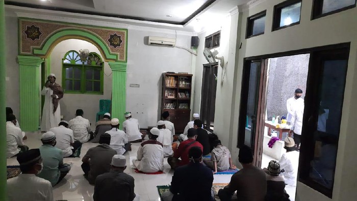 Warga Bekasi salat Id berjamaah di masjid