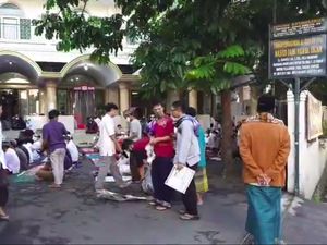 Warga Salat Id di Masjid Nurul Islam Mampang, Begini Suasananya