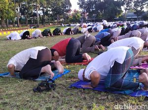 Warga Cianjur Gelar Salat Idul Fitri Berjamaah di Lapangan