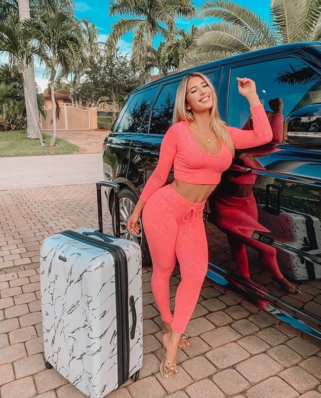 “Tidak sulit untuk menjadi influencer, tetapi tidak semudah yang dipikirkan oleh kebanyakan orang. Kita harus terus-menerus menata rambut, makeup, konten pemotretan untuk diposkan setiap hari.  Kami juga harus menjawab DM, email, dan terlibat dengan pengikut kami setiap hari,” kata Isabella seperti dikutip dari Daily Star. (Foto: Instagram)