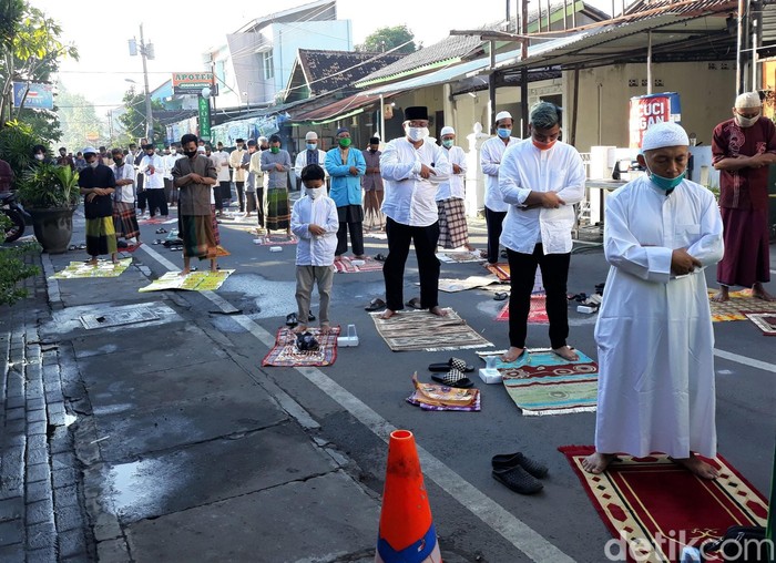 Begini Suasana Salat Idul Fitri di Masjid Jogokariyan Sejumlah umat muslim gelar salat Id di sepanjang area Masjid Jogokariyan, Yogyakarta. Pelaksanaan salat Id terapkan protokol COVID-19 dan berlangsung singkat.
