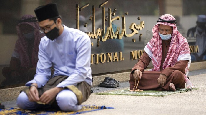 Potret Salat Id di Beberapa Negara dalam Kondisi New Normal Potret Salat Id di Beberapa Negara dalam Kondisi New Normal
Meski masih banyak negara dan wilayah yang masuk zona merah, Salat Id tetap dilaksanakan di tengah kondisi new normal dengan syarat menerapkan jarak-memakai masker. Ini potretnya.