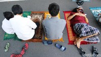 Sejumlah warga mendengarkan ceramah di sela-sela pelaksanaan salat Id.