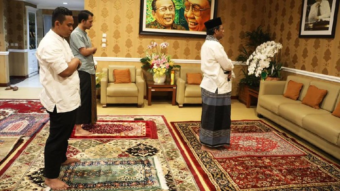 Mahfud Md dan keluarga salat Id di rumah terkait pandemi Corona