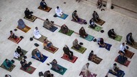 Jutaan orang di seluruh dunia dan khususnya negara muslim menggelar hari Raya Idul Fitri 1441 H yang dibatasi karena penyebaran virus Corona. AP/Khalil Hamra