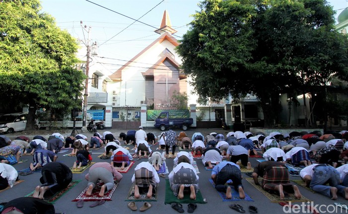 Umat Muslim di Solo gelar salat Id berjamaah di area Masjid Al Hikmah. Menariknya, masjid itu terletak berdampingan dengan Gereja Kristen Jawa Joyodiningratan.