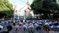 Sejumlah umat Islam di Solo melaksanakan salat Idul Fitri di depan Gereja Kristen Jawa Joyodiningratan yang bersebelahan dengan Masjid Al Hikmah di Jalan Gatot Subroto Kelurahan Kratonan, Kecamatan Serengan, Surakarta, Jawa Tengah, Minggu (24/5/2020).